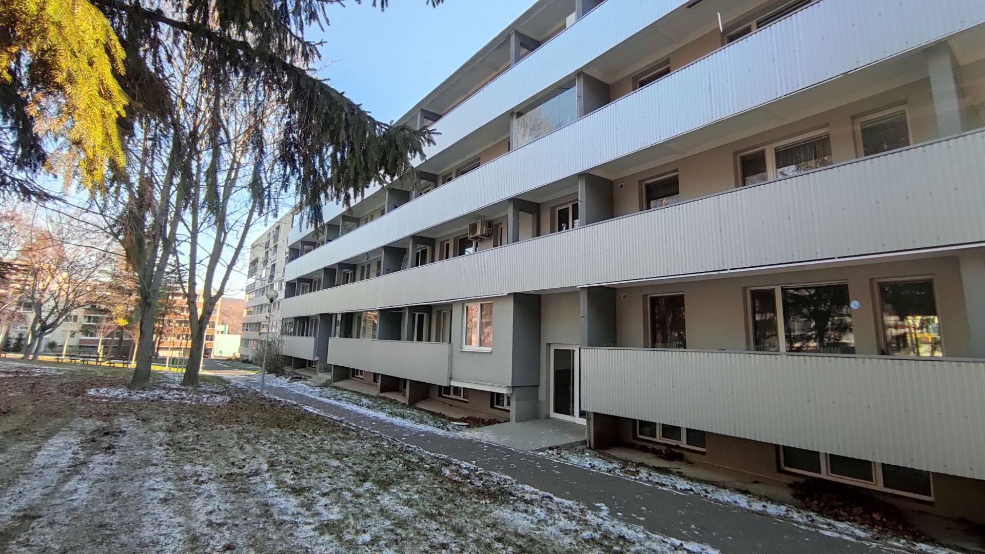 PREDANÉ- 4 IZBOVÝ BYT S LOGGIOU, KOMPLETNÁ REKONŠTRUKCIA, BAGAROVA, DÚBRAVKA